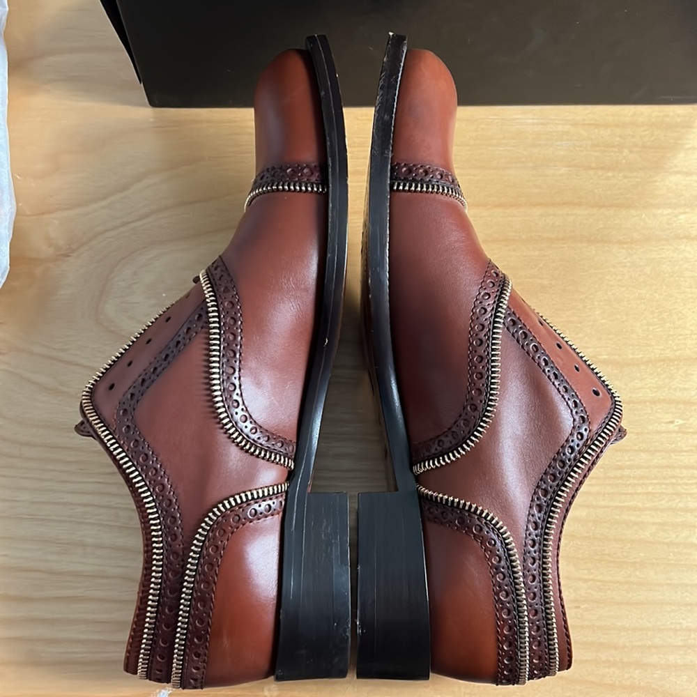 Classy Louis Vuitton shoe - gently worn - Picture 5 of 9